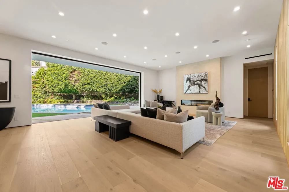 11929 Brentwood Grove Drive Los Angeles, CA 90049