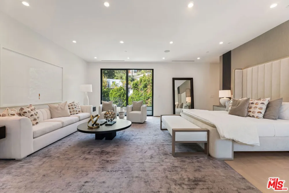 11929 Brentwood Grove Drive Los Angeles, CA 90049