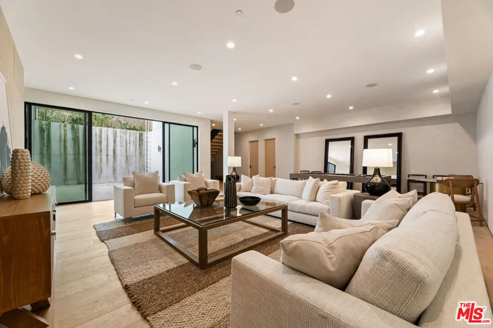 11929 Brentwood Grove Drive Los Angeles, CA 90049