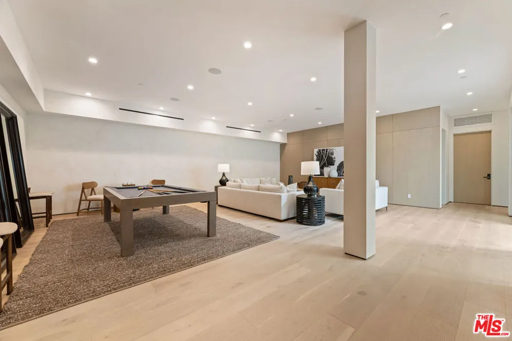 11929 Brentwood Grove Drive Los Angeles, CA 90049