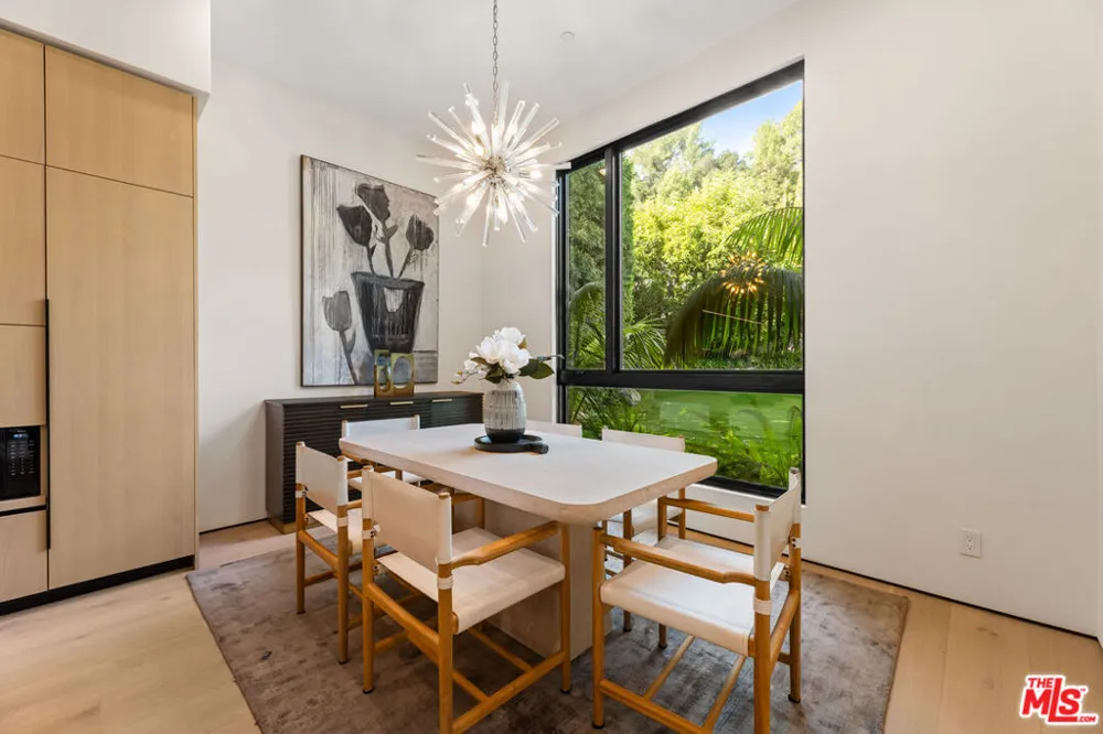 11929 Brentwood Grove Drive Los Angeles, CA 90049