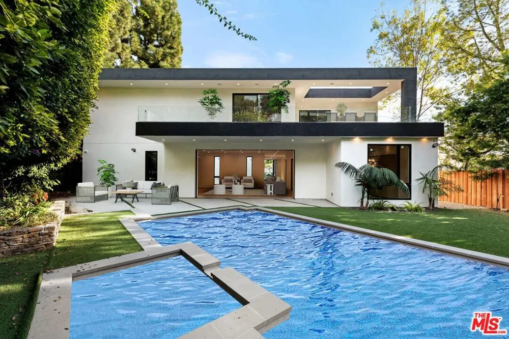 11929 Brentwood Grove Drive Los Angeles, CA 90049