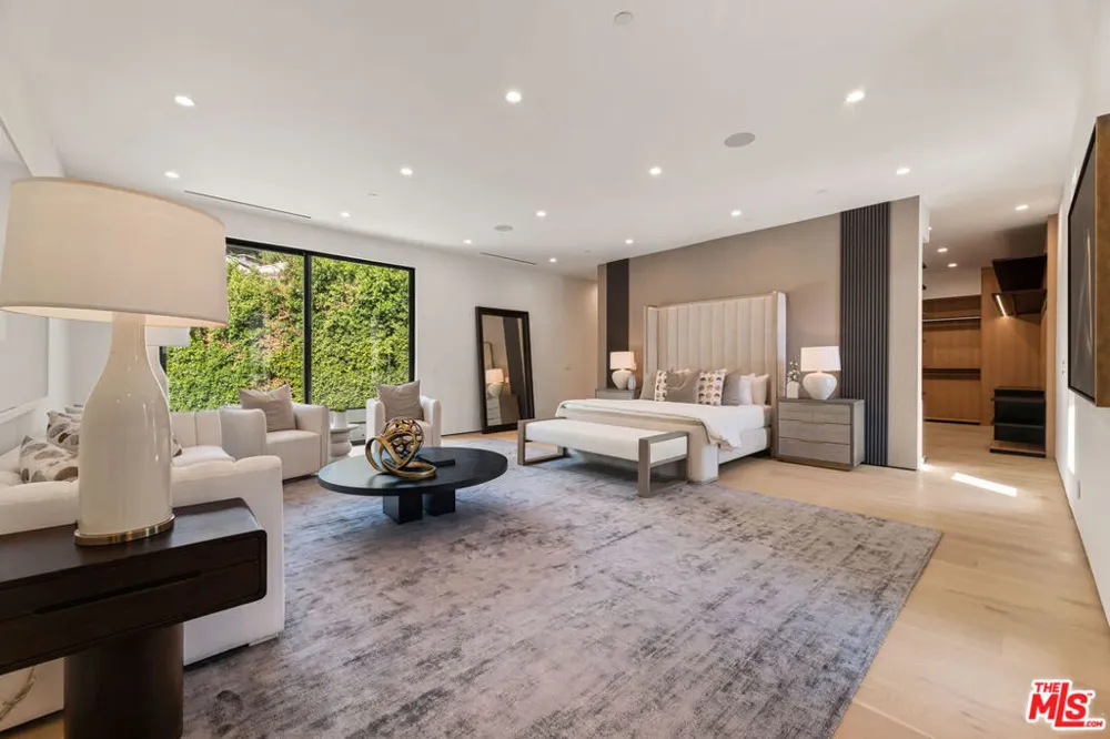 11929 Brentwood Grove Drive Los Angeles, CA 90049