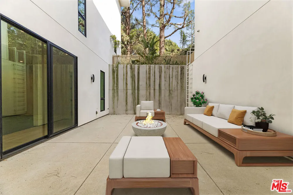 11929 Brentwood Grove Drive Los Angeles, CA 90049