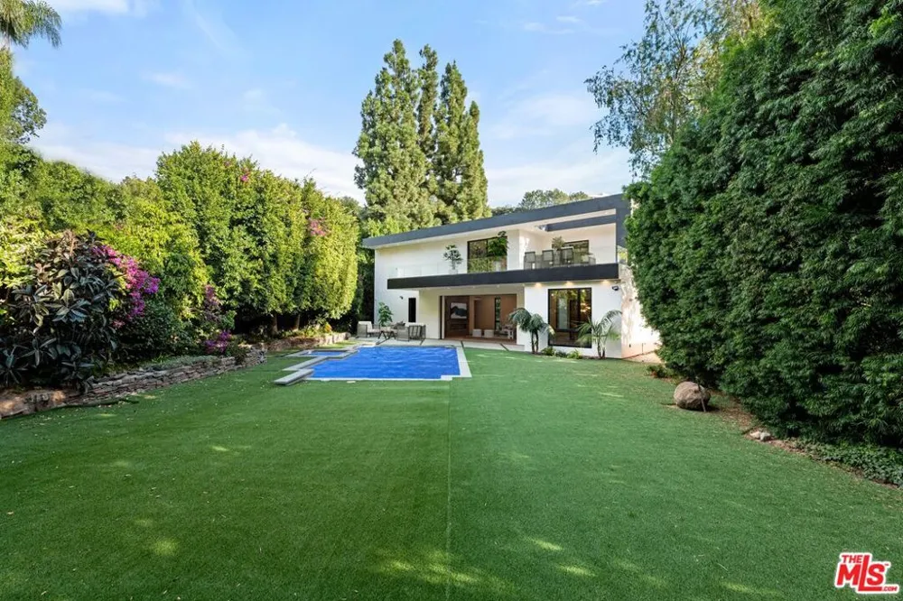 11929 Brentwood Grove Drive Los Angeles, CA 90049