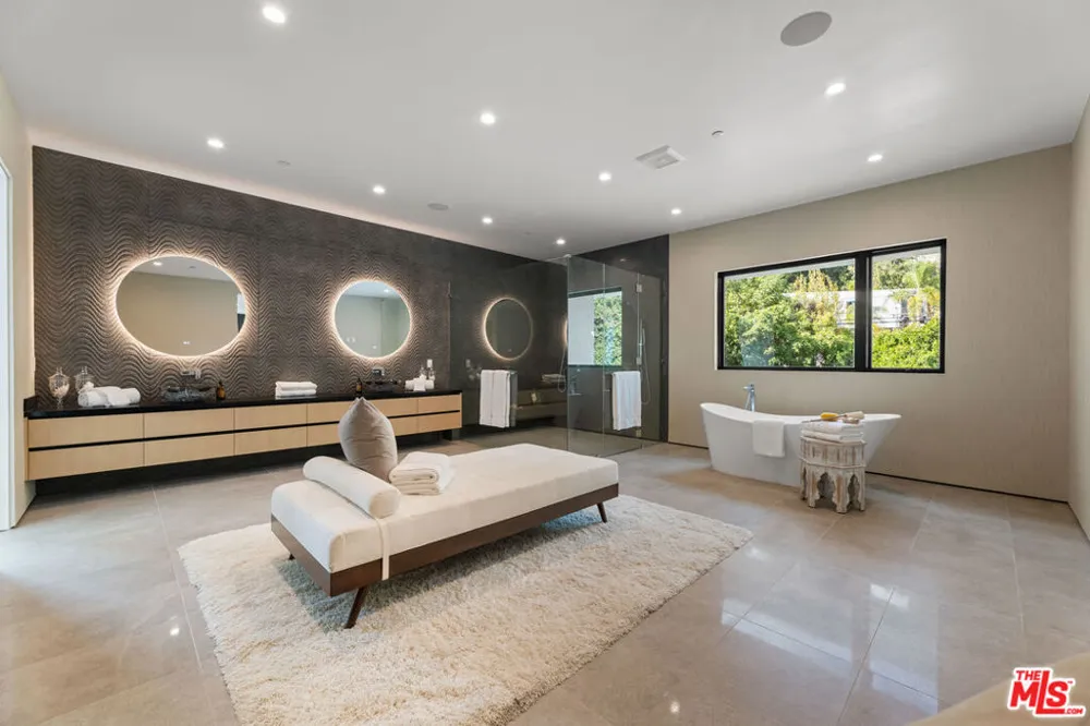 11929 Brentwood Grove Drive Los Angeles, CA 90049
