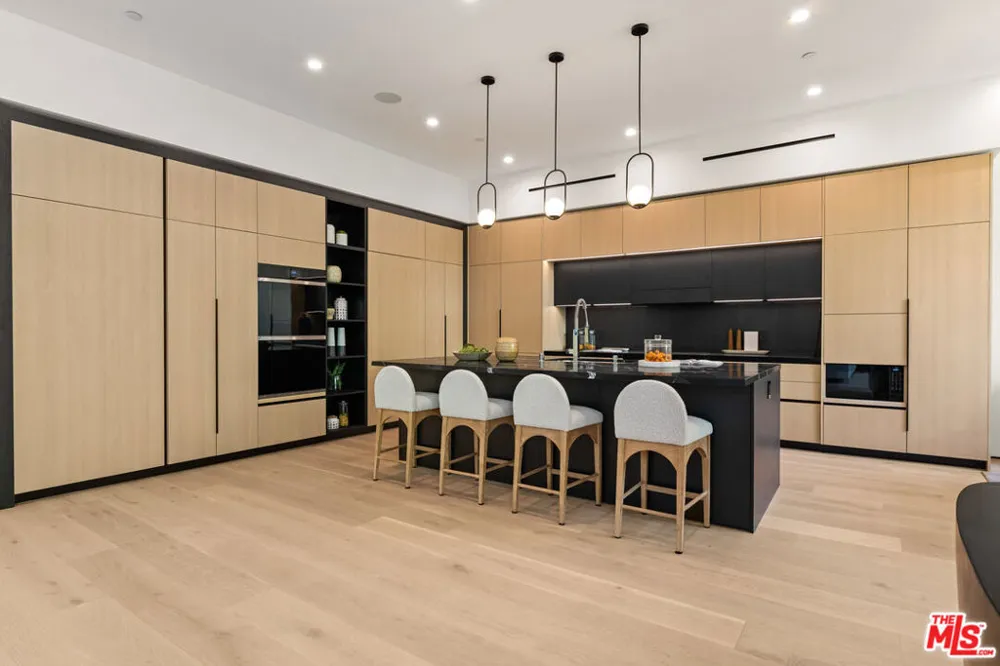 11929 Brentwood Grove Drive Los Angeles, CA 90049