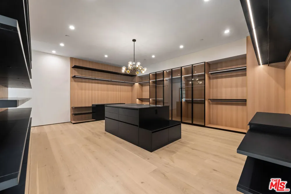 11929 Brentwood Grove Drive Los Angeles, CA 90049