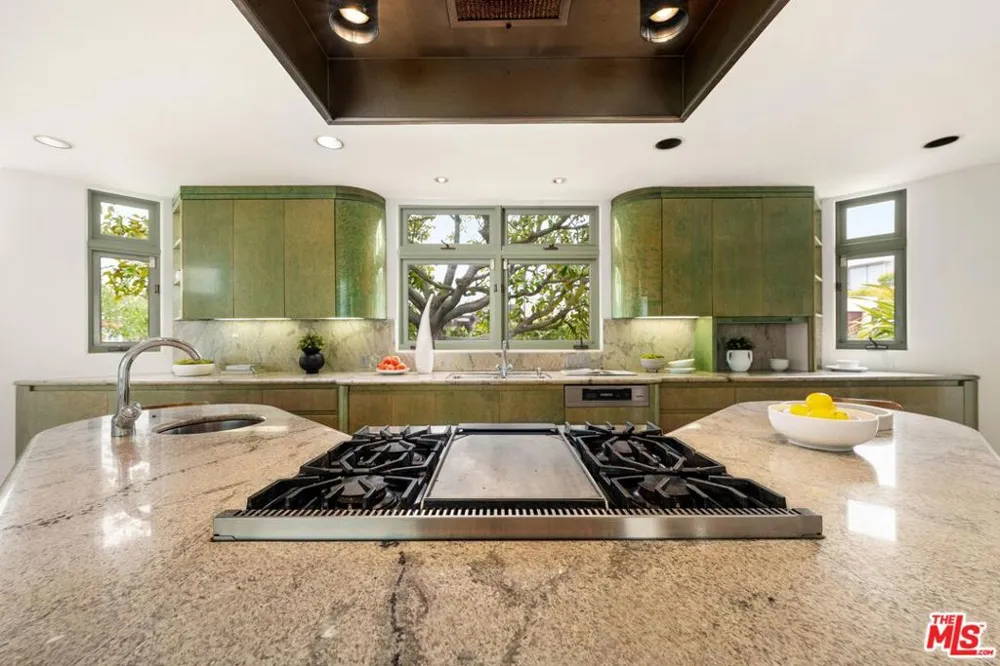 1058 Vista Grande Drive Pacific Palisades, CA 90272