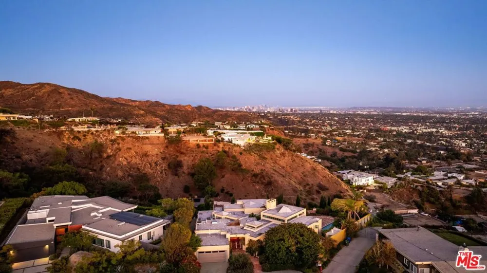 1058 Vista Grande Drive Pacific Palisades, CA 90272