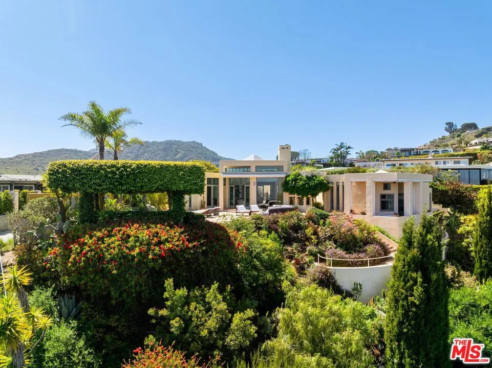 1058 Vista Grande Drive Pacific Palisades, CA 90272