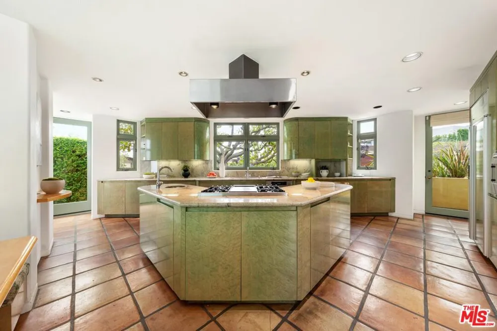 1058 Vista Grande Drive Pacific Palisades, CA 90272
