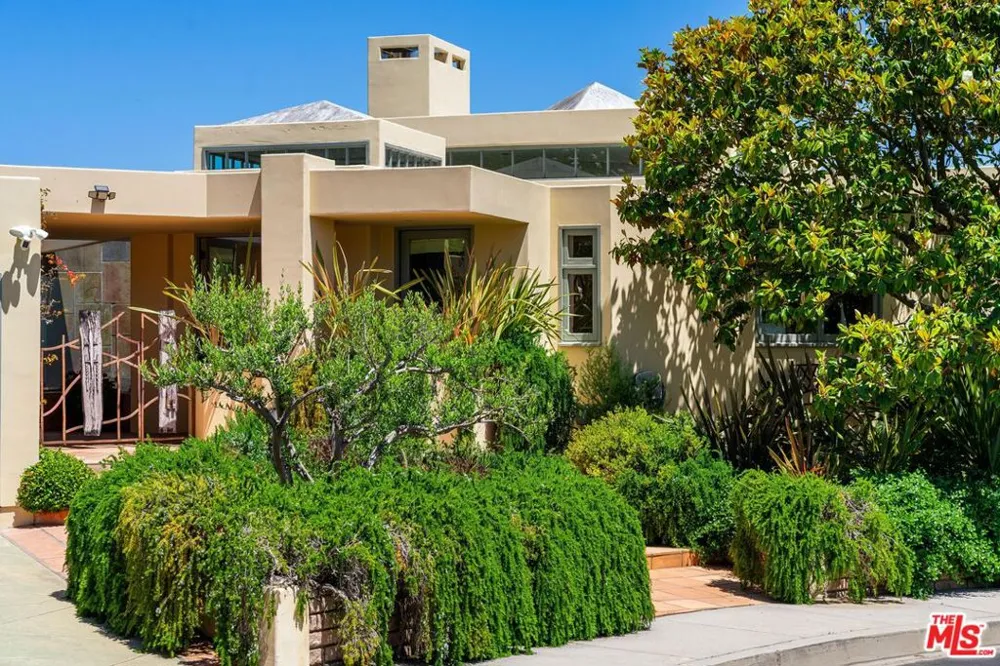 1058 Vista Grande Drive Pacific Palisades, CA 90272