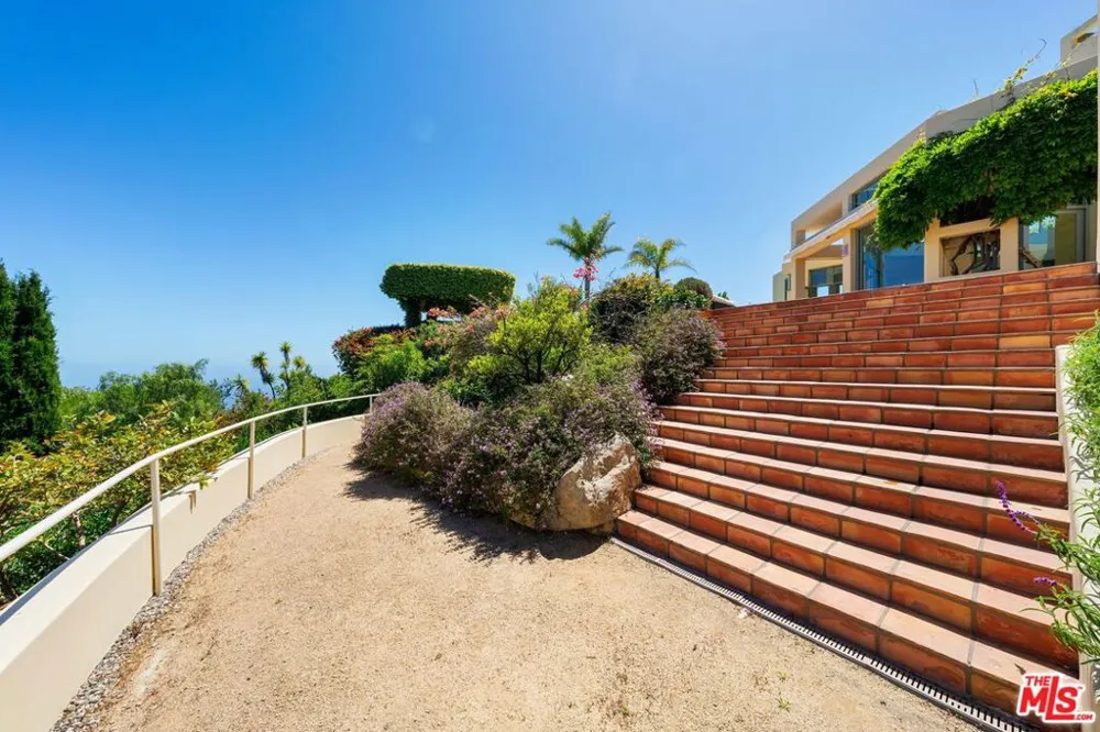 1058 Vista Grande Drive Pacific Palisades, CA 90272