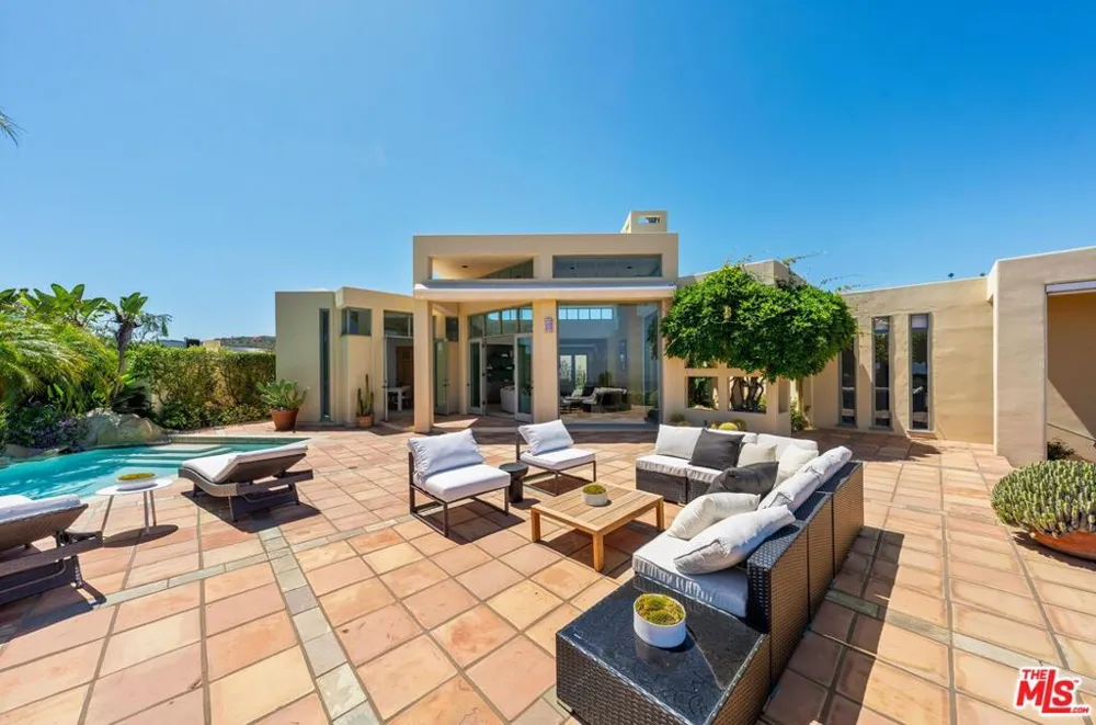 1058 Vista Grande Drive Pacific Palisades, CA 90272