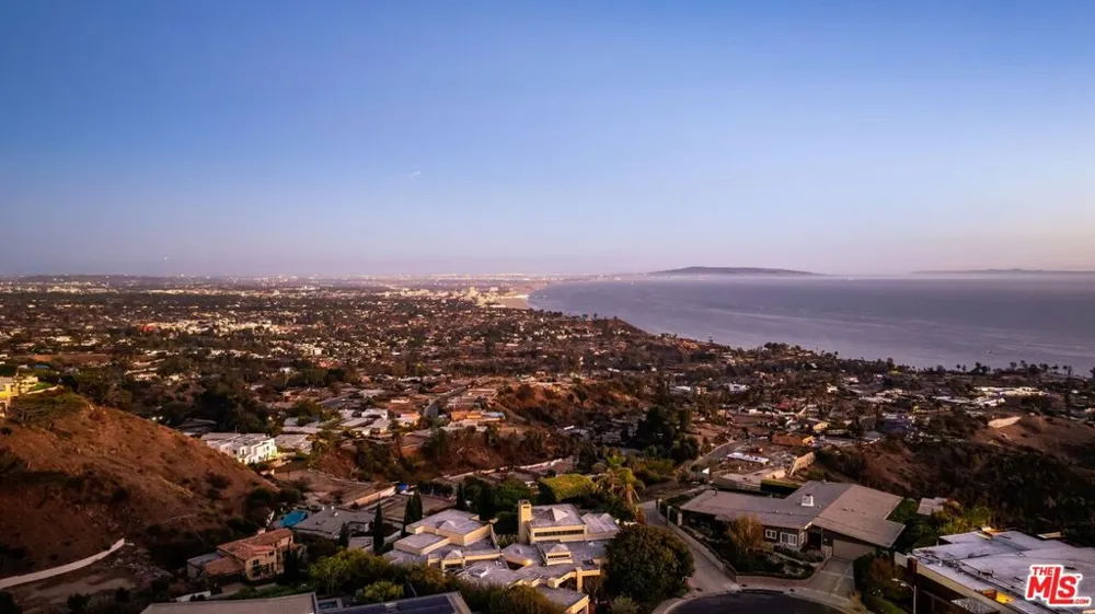 1058 Vista Grande Drive Pacific Palisades, CA 90272