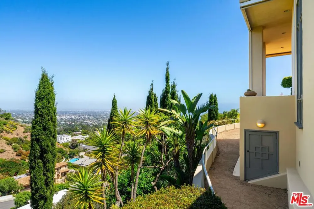 1058 Vista Grande Drive Pacific Palisades, CA 90272