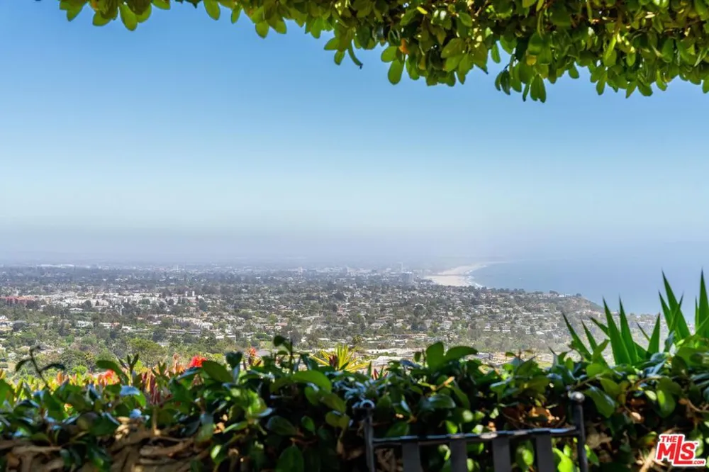 1058 Vista Grande Drive Pacific Palisades, CA 90272