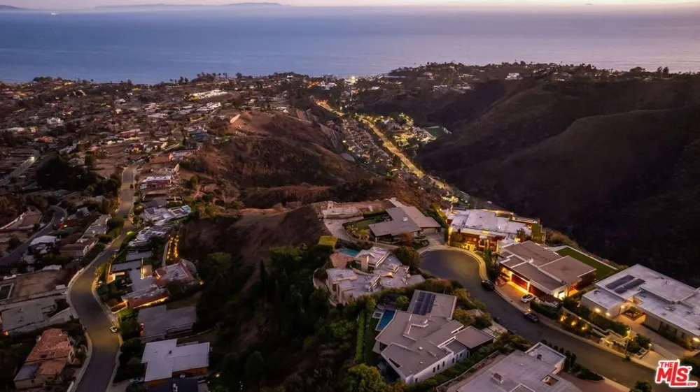 1058 Vista Grande Drive Pacific Palisades, CA 90272