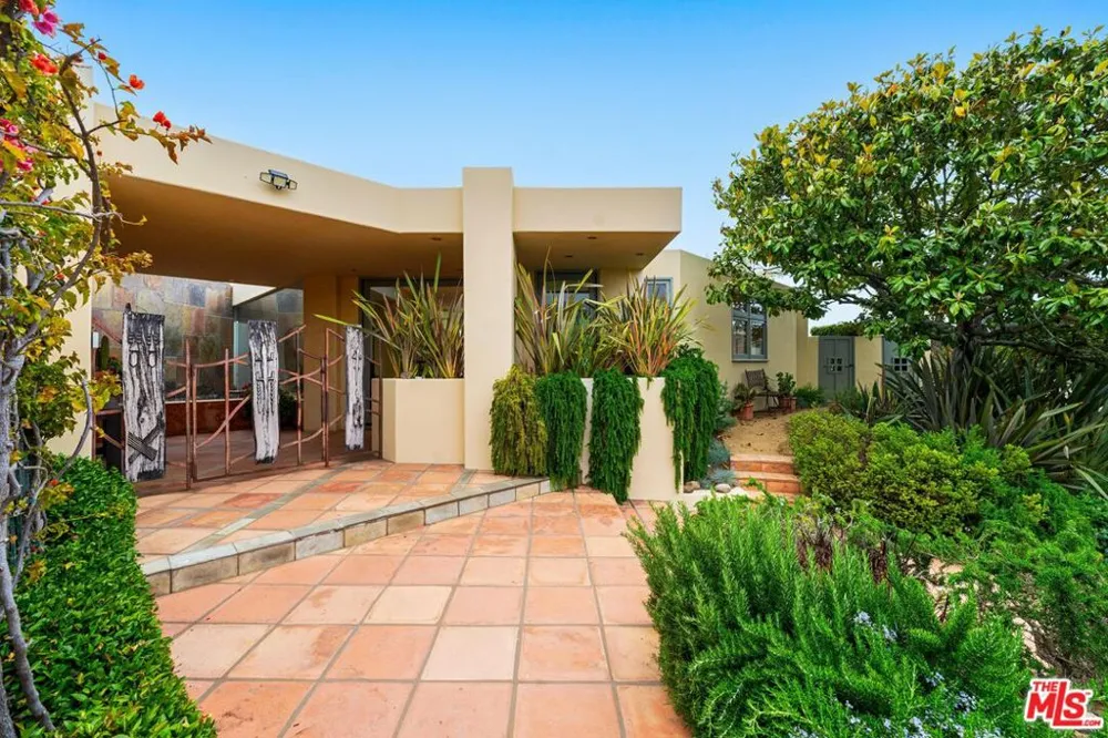 1058 Vista Grande Drive Pacific Palisades, CA 90272