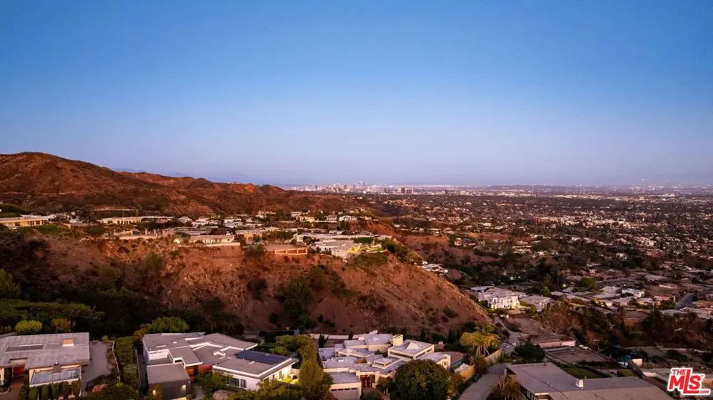 1058 Vista Grande Drive Pacific Palisades, CA 90272