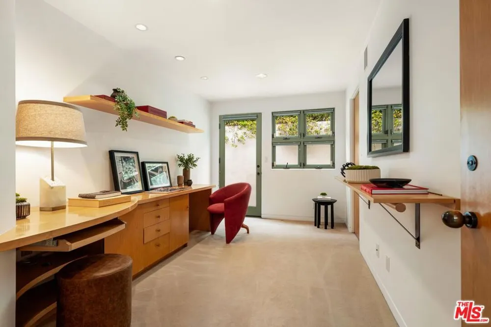 1058 Vista Grande Drive Pacific Palisades, CA 90272