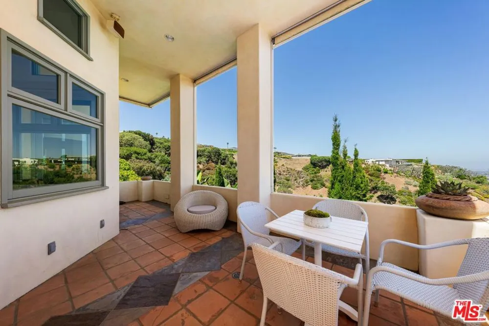 1058 Vista Grande Drive Pacific Palisades, CA 90272