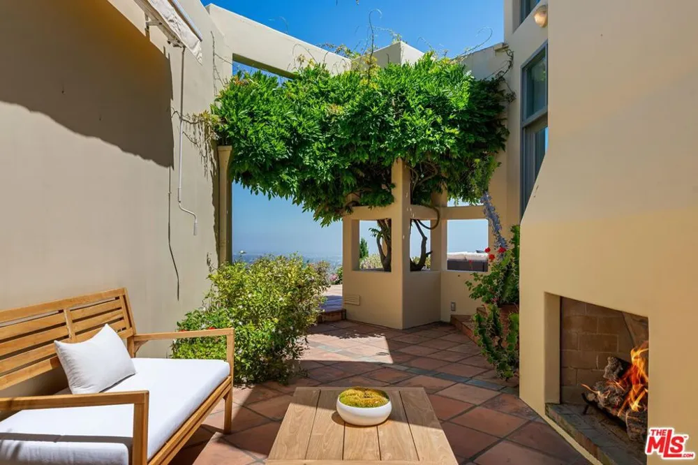 1058 Vista Grande Drive Pacific Palisades, CA 90272