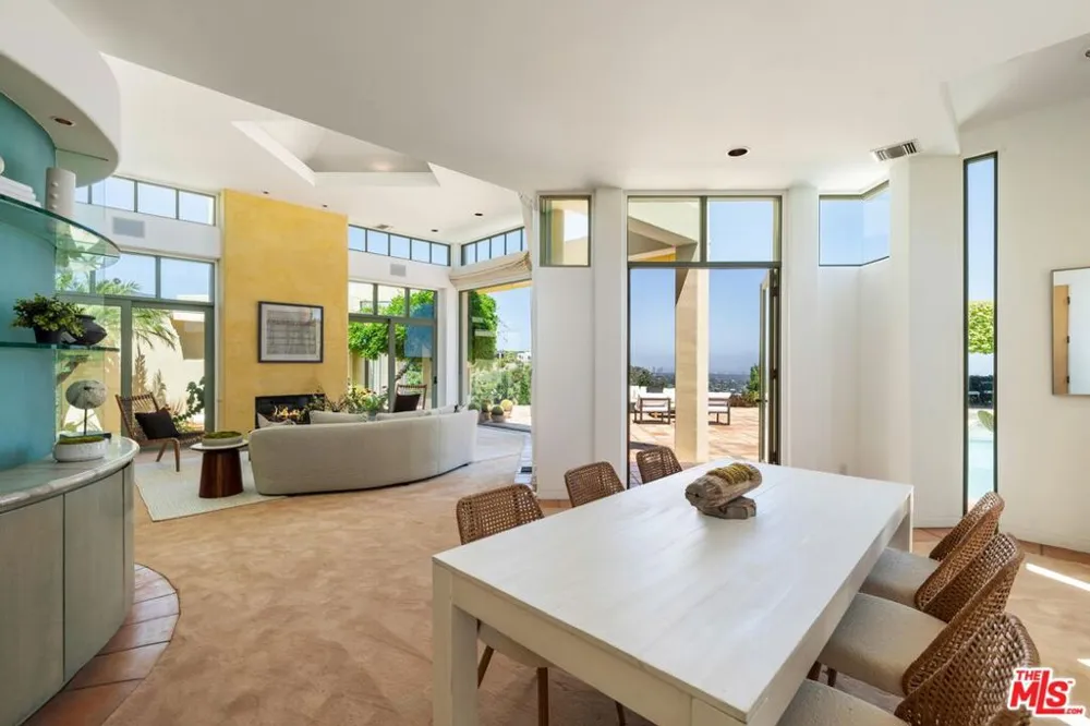 1058 Vista Grande Drive Pacific Palisades, CA 90272
