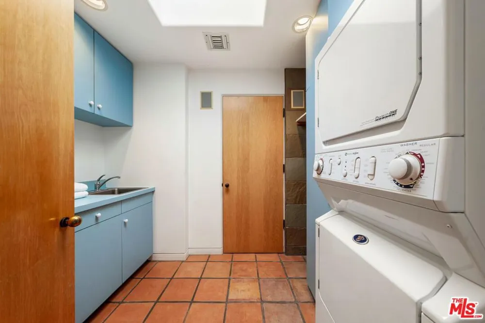 1058 Vista Grande Drive Pacific Palisades, CA 90272