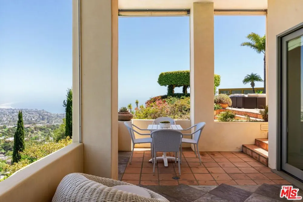 1058 Vista Grande Drive Pacific Palisades, CA 90272