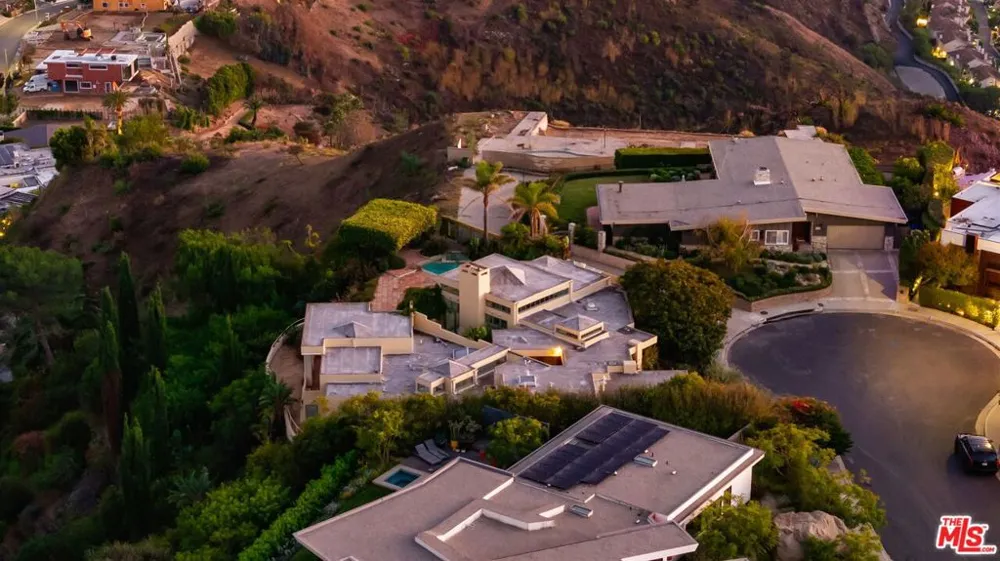1058 Vista Grande Drive Pacific Palisades, CA 90272