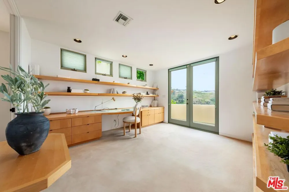 1058 Vista Grande Drive Pacific Palisades, CA 90272