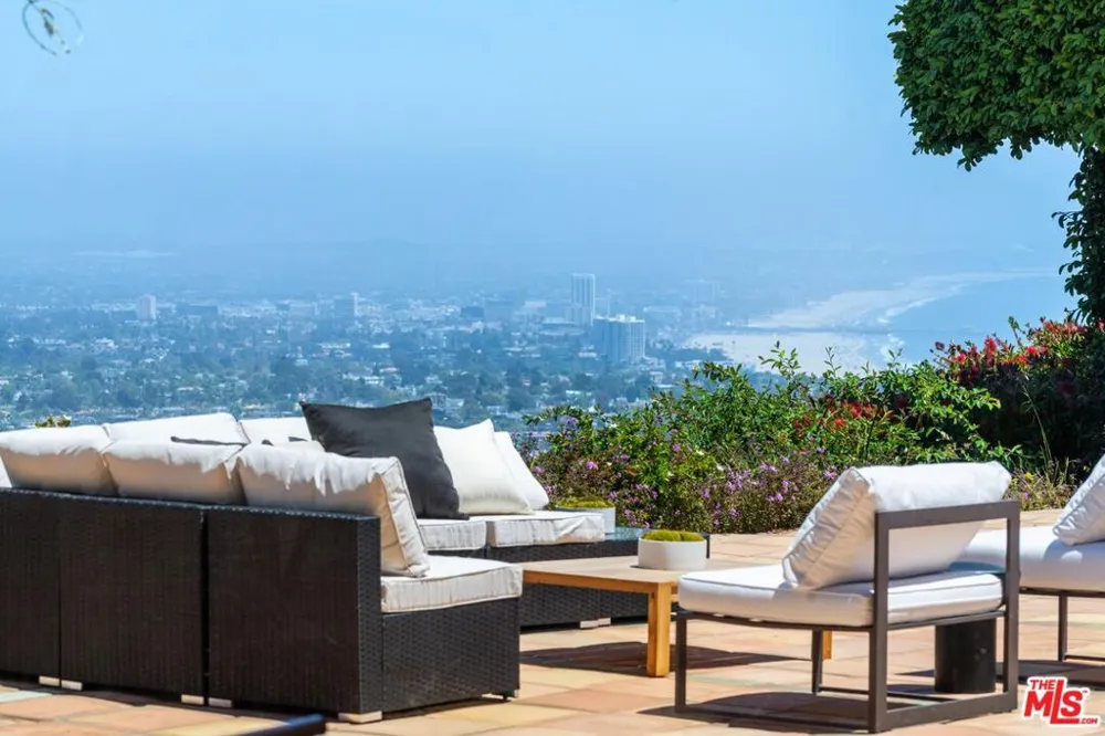 1058 Vista Grande Drive Pacific Palisades, CA 90272