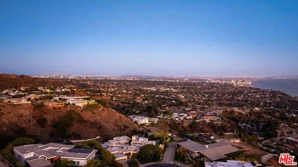 1058 Vista Grande Drive Pacific Palisades, CA 90272