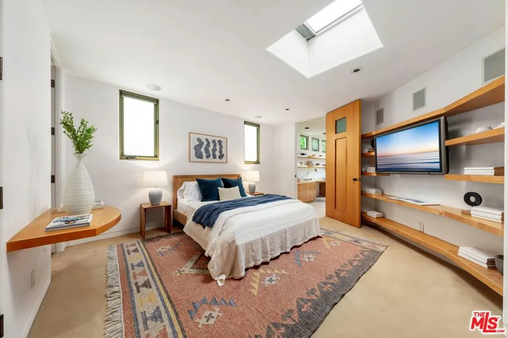 1058 Vista Grande Drive Pacific Palisades, CA 90272