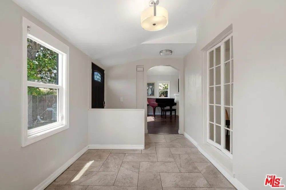 1978 S Holt Avenue Los Angeles, CA 90034