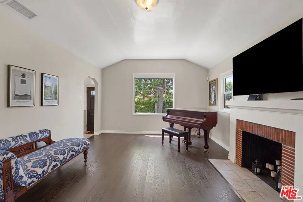 1978 S Holt Avenue Los Angeles, CA 90034