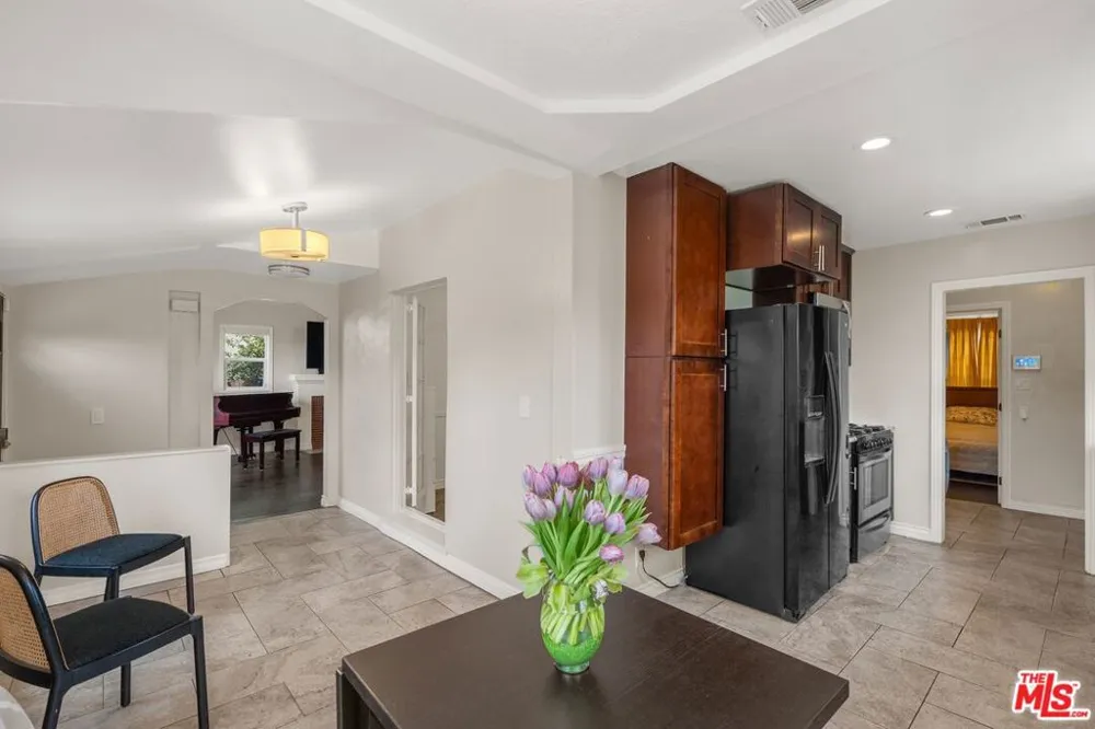 1978 S Holt Avenue Los Angeles, CA 90034