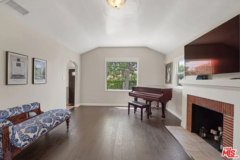 1978 S Holt Avenue Los Angeles, CA 90034
