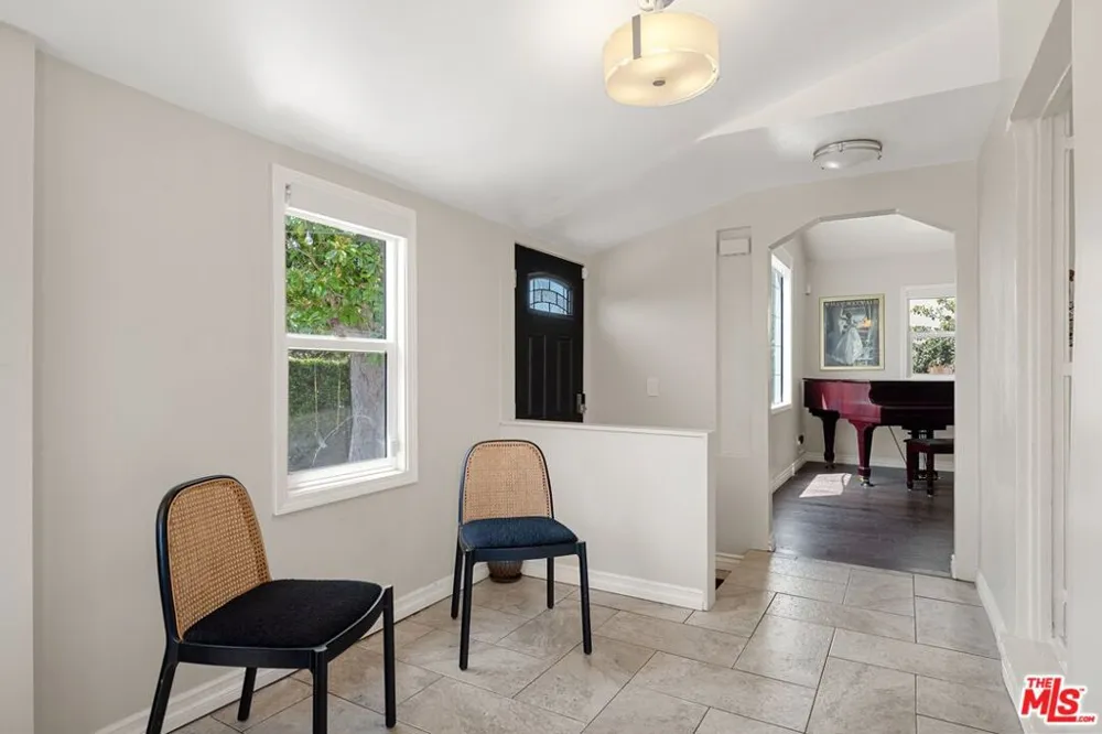 1978 S Holt Avenue Los Angeles, CA 90034