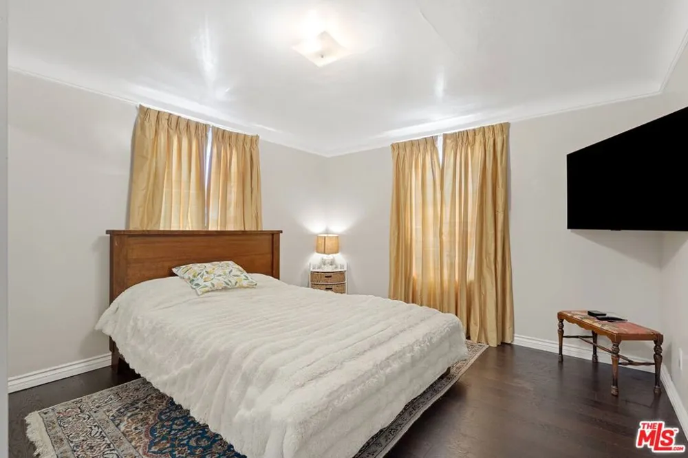 1978 S Holt Avenue Los Angeles, CA 90034