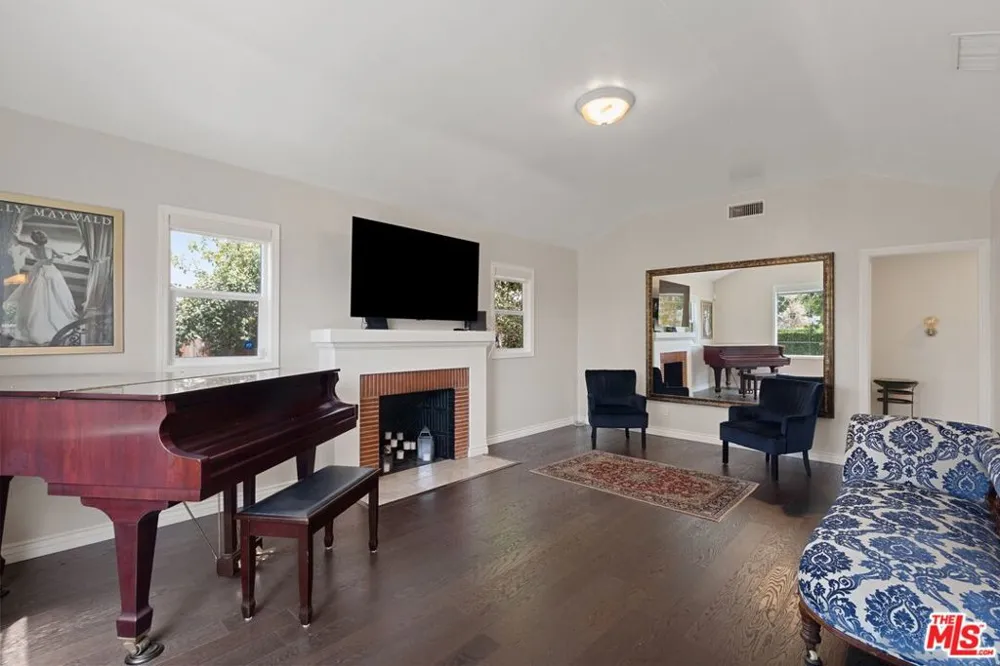1978 S Holt Avenue Los Angeles, CA 90034