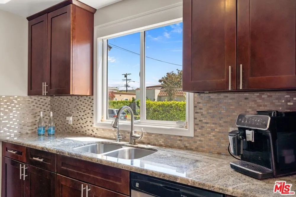 1978 S Holt Avenue Los Angeles, CA 90034