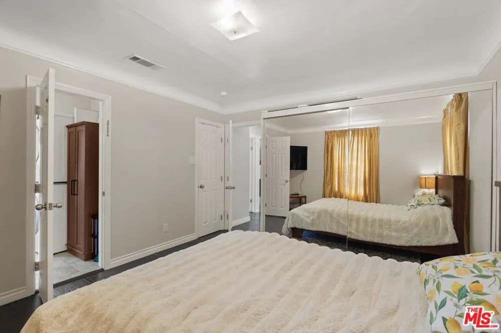 1978 S Holt Avenue Los Angeles, CA 90034