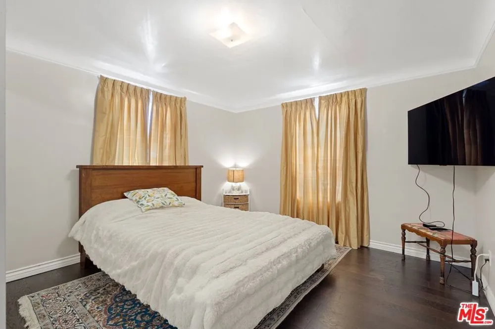 1978 S Holt Avenue Los Angeles, CA 90034