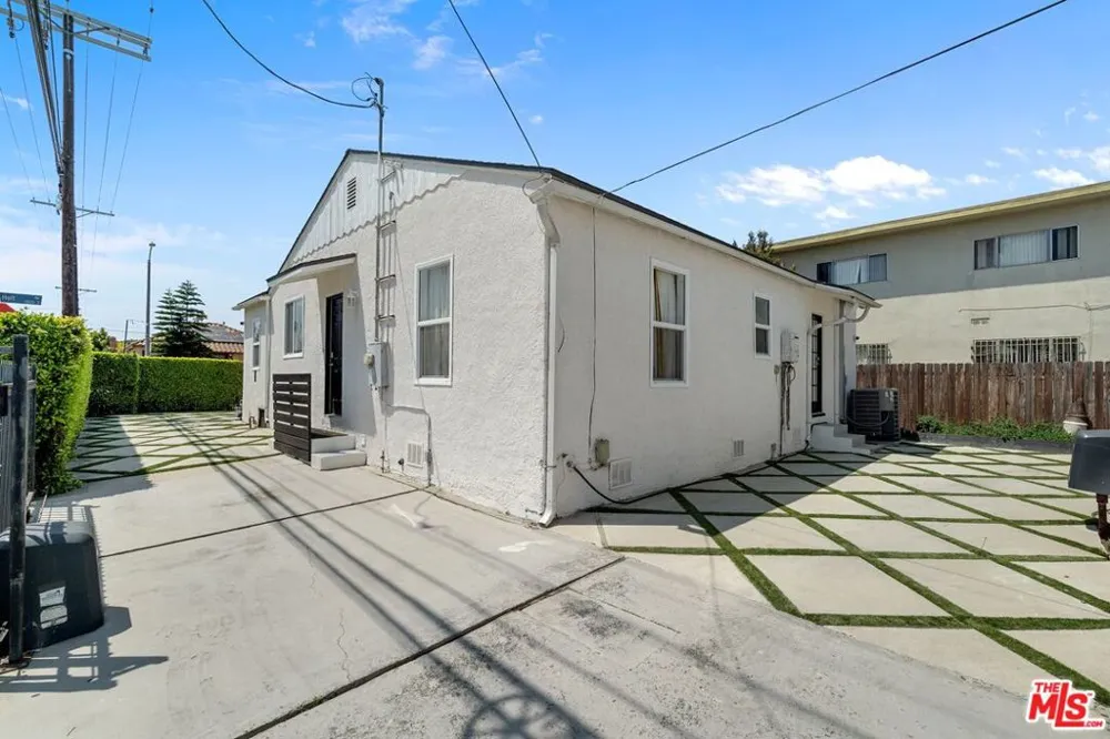 1978 S Holt Avenue Los Angeles, CA 90034