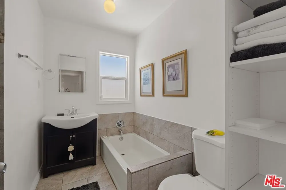 1978 S Holt Avenue Los Angeles, CA 90034