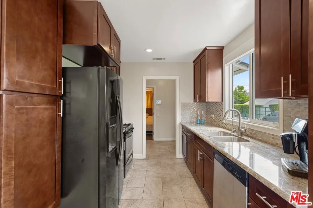1978 S Holt Avenue Los Angeles, CA 90034