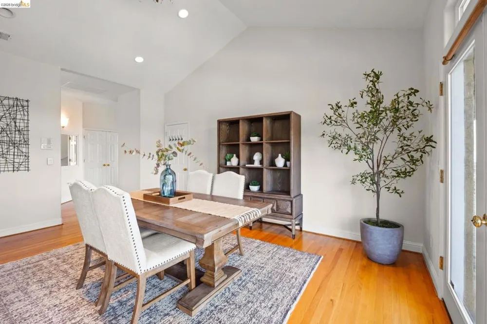 6070 Mazuela Dr Oakland, CA 94611